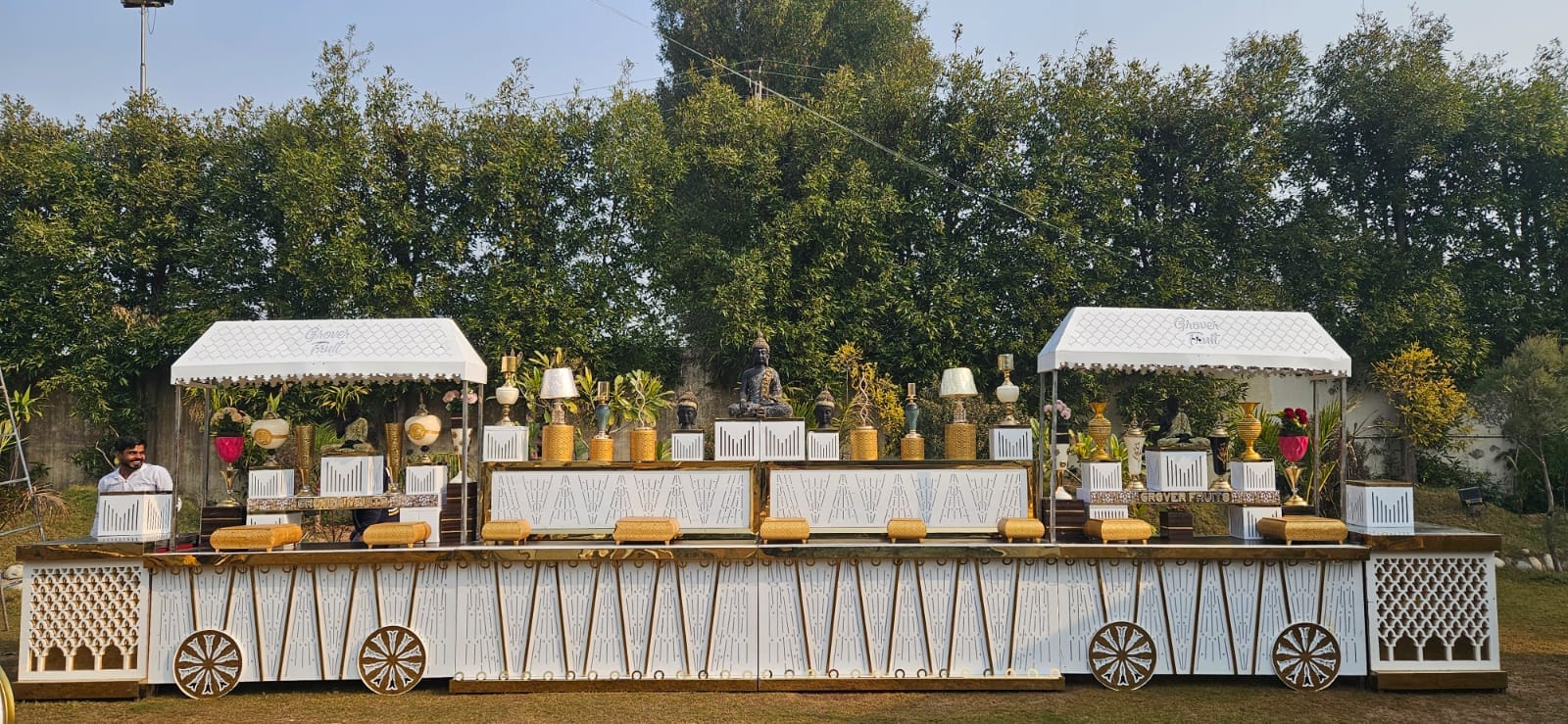 The golden crown catering decoration